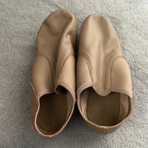 Capezio Jazz Shoes. E series EJ2A Caramel color size 10.5 wide